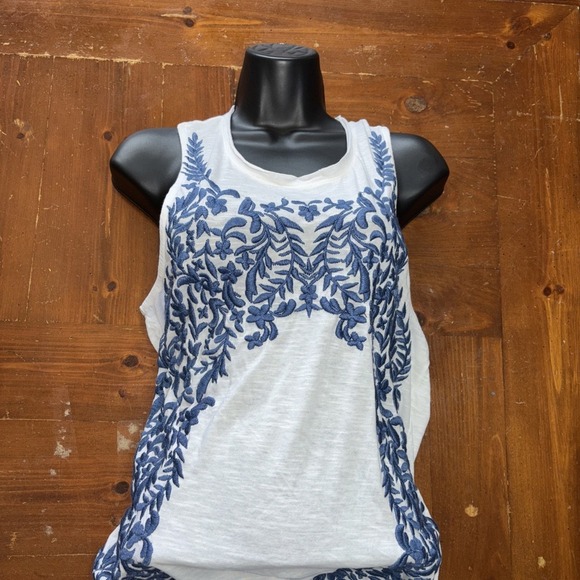 Maxx Studio White Embroidered Blue Floral Tank Top Size medium - Picture 2 of 5